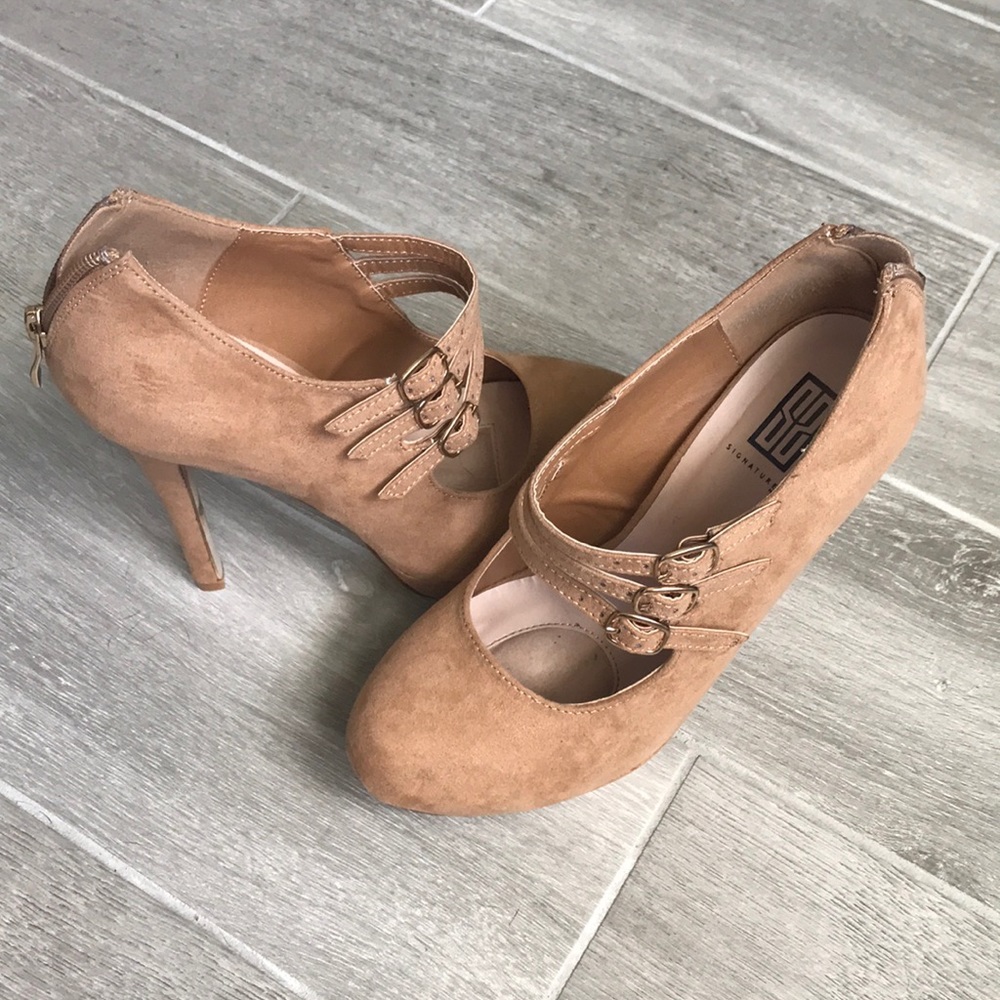 Nude pumps